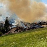La ferme a complètement été détruite par les flammes.